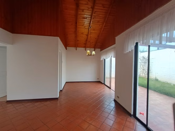 CASA EN AVDA. GABRIELA MISTRAL AL LLEGAR A CUATRO ESQUINAS, LA SERENA