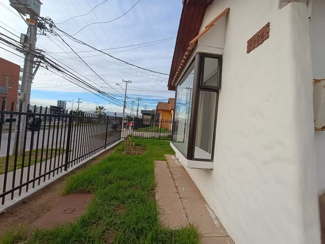 CASA EN AVDA. GABRIELA MISTRAL AL LLEGAR A CUATRO ESQUINAS, LA SERENA
