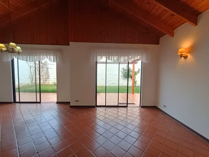 CASA EN AVDA. GABRIELA MISTRAL AL LLEGAR A CUATRO ESQUINAS, LA SERENA