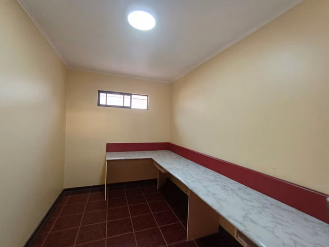 CASA EN AVDA. GABRIELA MISTRAL AL LLEGAR A CUATRO ESQUINAS, LA SERENA
