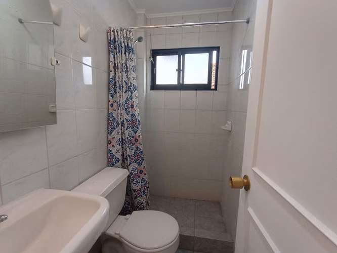 CASA EN AVDA. GABRIELA MISTRAL AL LLEGAR A CUATRO ESQUINAS, LA SERENA
