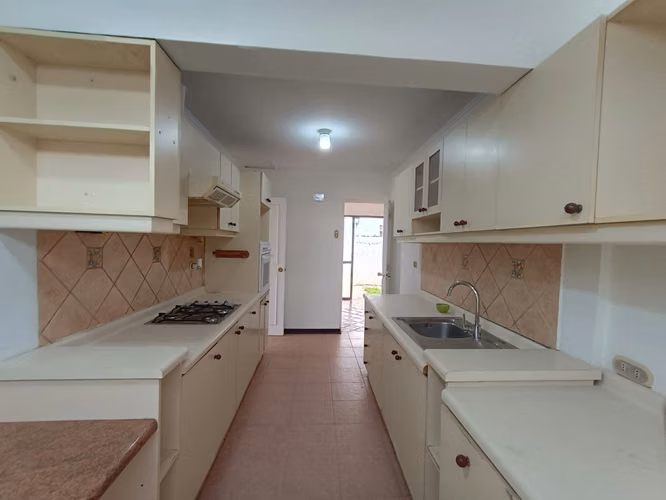 CASA EN AVDA. GABRIELA MISTRAL AL LLEGAR A CUATRO ESQUINAS, LA SERENA