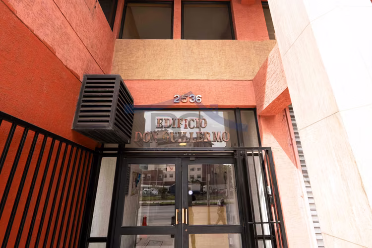 Se arrienda oficina con 3 privados 2 baños. (179032)