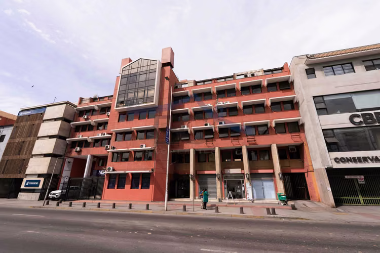 Se arrienda oficina con 3 privados 2 baños. (179032)