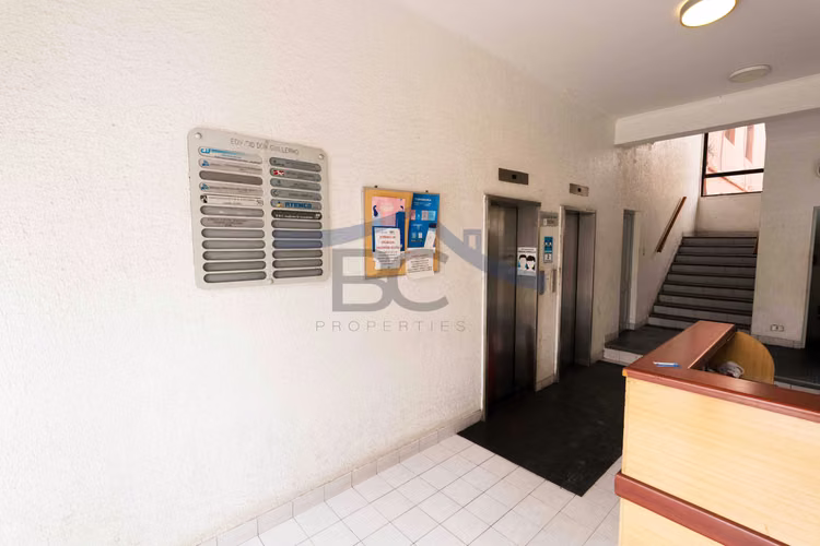 Se arrienda oficina con 3 privados 2 baños. (179032)