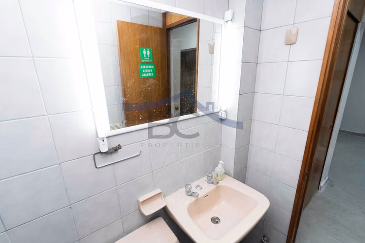 Se arrienda oficina con 3 privados 2 baños. (179032)