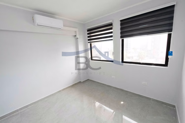 Se arrienda oficina con 3 privados 2 baños. (179032)