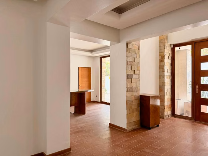 Gran casa Comercial/ habitacional en Arriendo, Nueva Costanera - Vitacura Excelentes espacios
