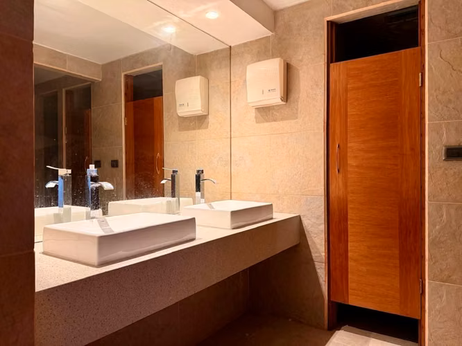 Gran casa Comercial/ habitacional en Arriendo, Nueva Costanera - Vitacura Excelentes espacios