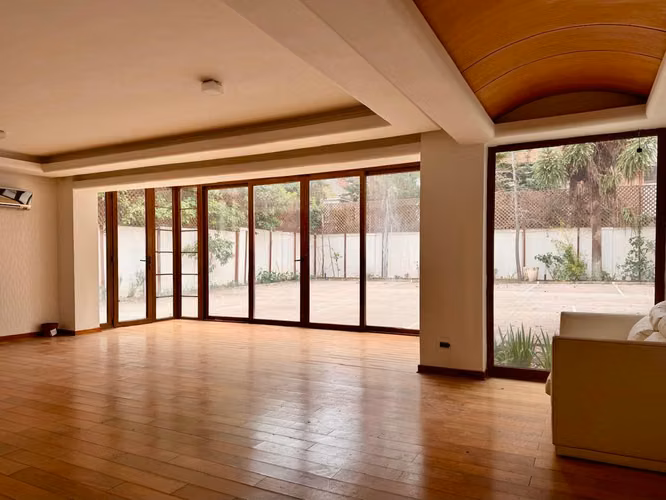 Gran casa Comercial/ habitacional en Arriendo, Nueva Costanera - Vitacura Excelentes espacios