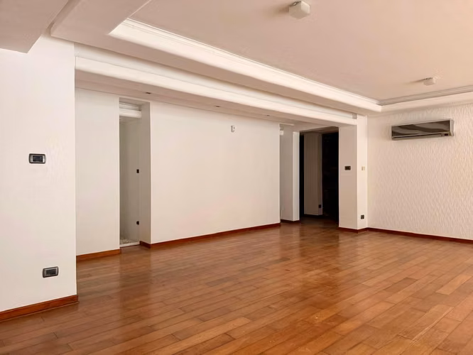 Gran casa Comercial/ habitacional en Arriendo, Nueva Costanera - Vitacura Excelentes espacios