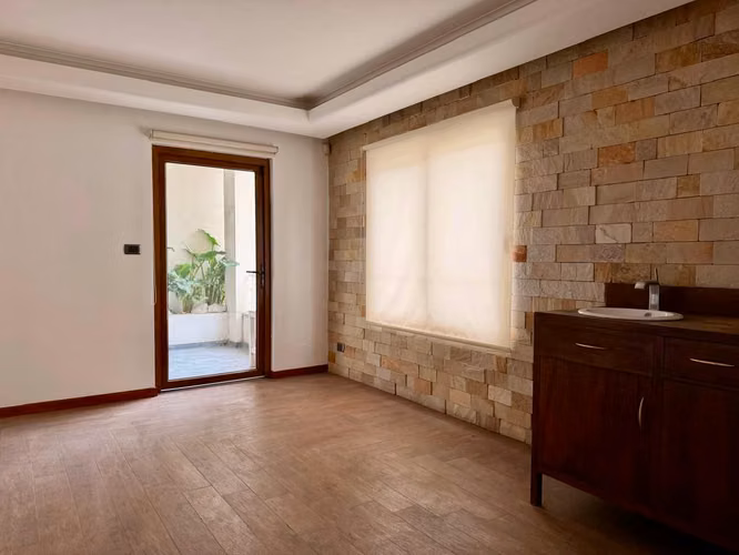 Gran casa Comercial/ habitacional en Arriendo, Nueva Costanera - Vitacura Excelentes espacios