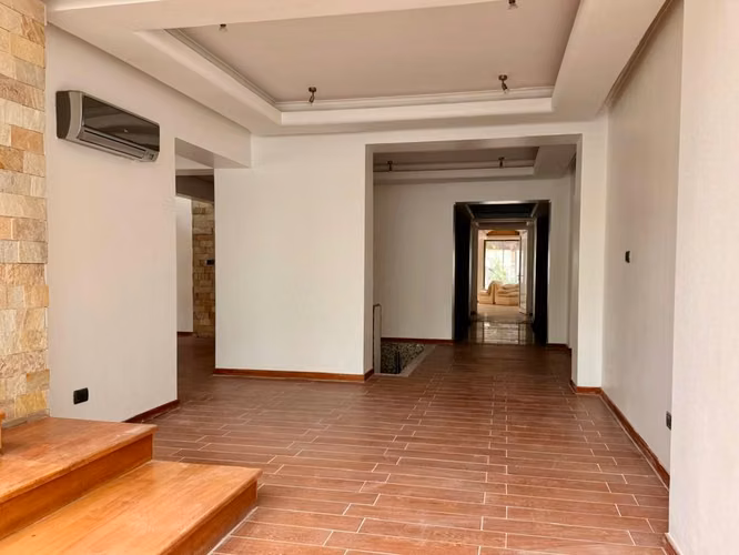 Gran casa Comercial/ habitacional en Arriendo, Nueva Costanera - Vitacura Excelentes espacios