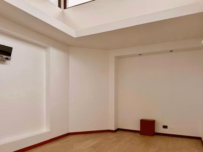 Gran casa Comercial/ habitacional en Arriendo, Nueva Costanera - Vitacura Excelentes espacios
