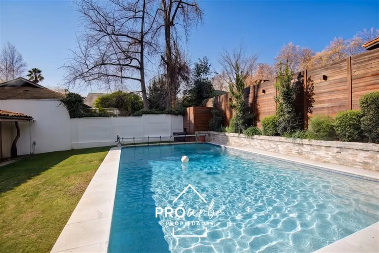 Casa en venta de 5 dorm. en Las Condes, jardin y piscina