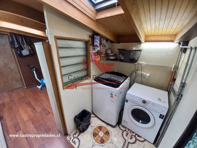 Casa Solida de Dos Pisos, 4 Dormitorios, 1 Baño, Quilicura.