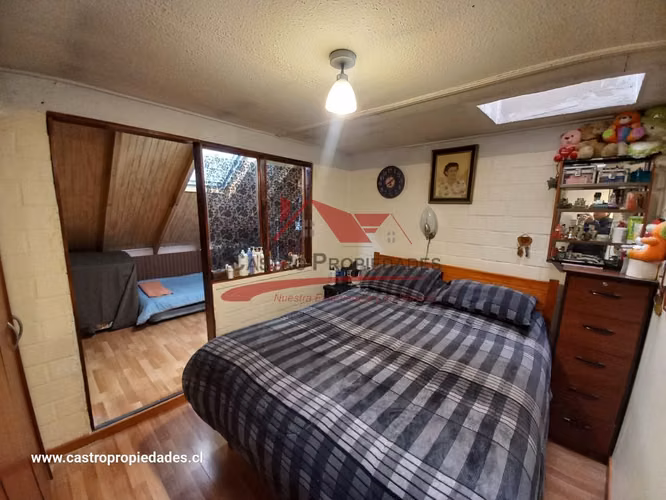 Casa Solida de Dos Pisos, 4 Dormitorios, 1 Baño, Quilicura.