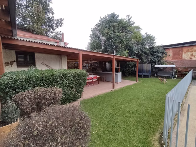 600 m² terreno |Casa aislada 225 m²  4 estacionamientos |Macul