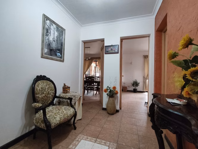 600 m² terreno |Casa aislada 225 m²  4 estacionamientos |Macul