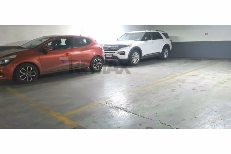 Venta estacionamiento 2 boxs amplio  ñuñoa