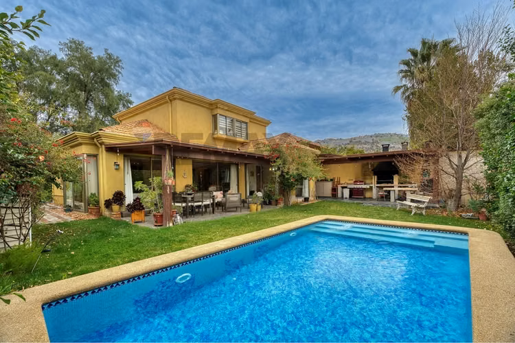 Casa familiar con piscina y quincho en condominio