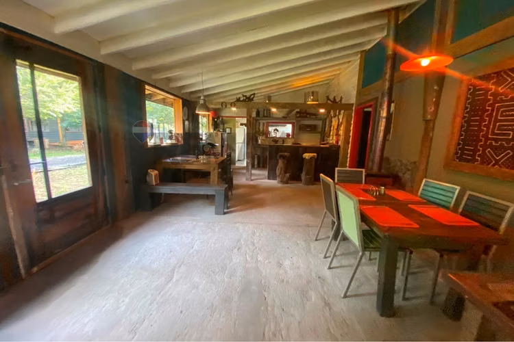 Se arrienda restaurant y cabañas orilla de rio