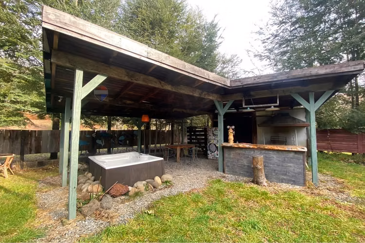 Se arrienda restaurant y cabañas orilla de rio