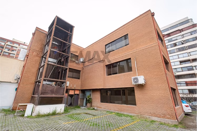 Edificio corporativo/comercial metro manquehue
