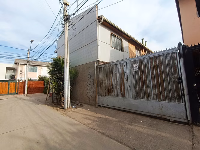 VENTA EN QUILICURA CASA REGULARIZADA DE 2 PISOS POR 2300UF