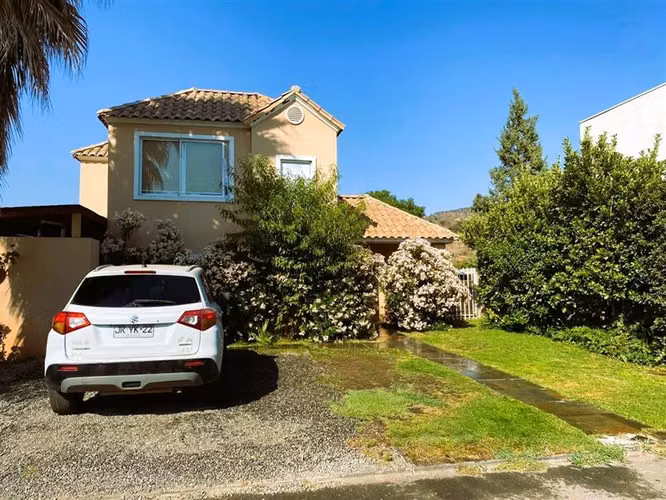Casa en venta de 3 dorm. en Colina