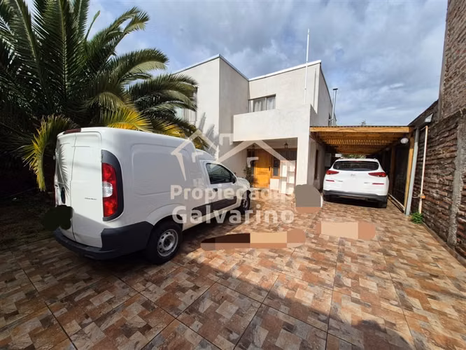 Casa en venta de 5 dorm.2 baños en La Cisterna