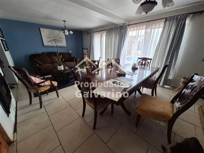 Casa en venta de 5 dorm.2 baños en La Cisterna