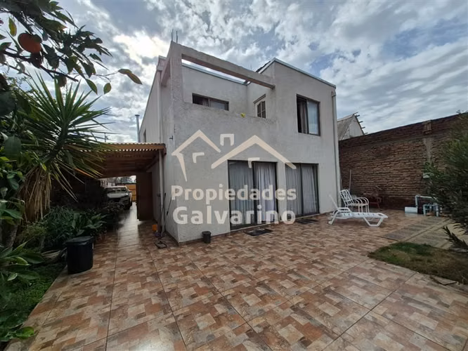 Casa en venta de 5 dorm.2 baños en La Cisterna