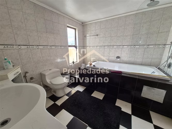 Casa en venta de 5 dorm.2 baños en La Cisterna