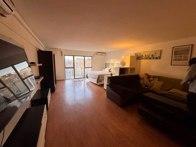 Studio/Loft 57 m² Remodelado, Balcón con Vista Panorámica – Santiago Centro
