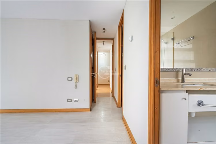 3 dorm. 3 baños. 2 estac. Piso bajo. Vitacura