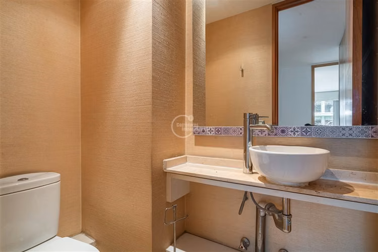 3 dorm. 3 baños. 2 estac. Piso bajo. Vitacura