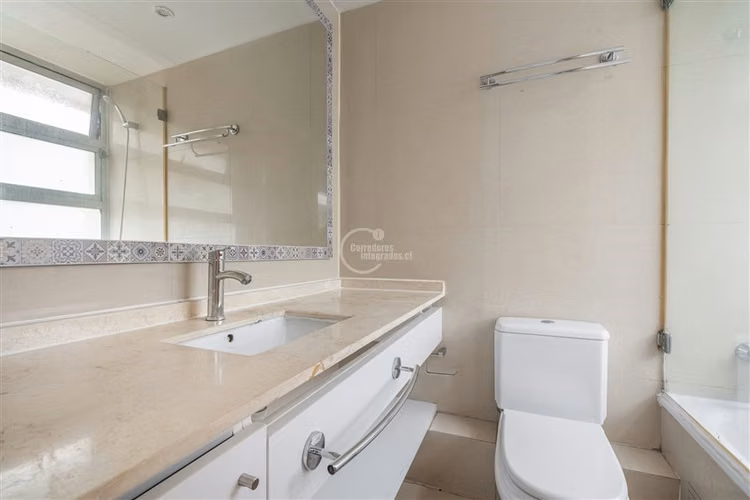 3 dorm. 3 baños. 2 estac. Piso bajo. Vitacura
