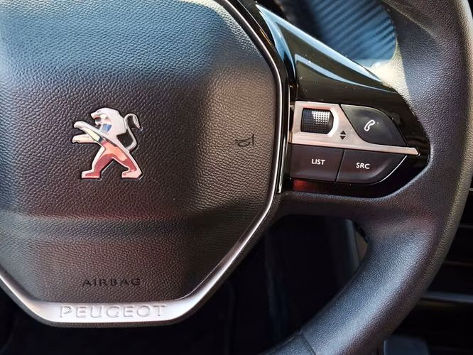 PEUGEOT 208 2023