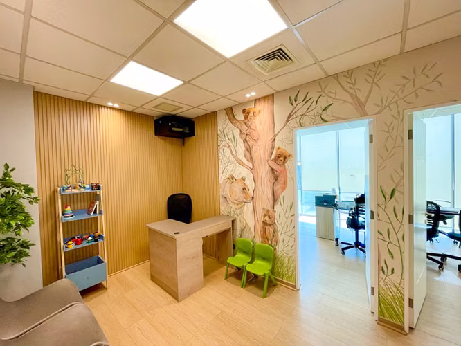 Hermosa Oficina 2 privados, 2 baños, recepción, 1 estacio.