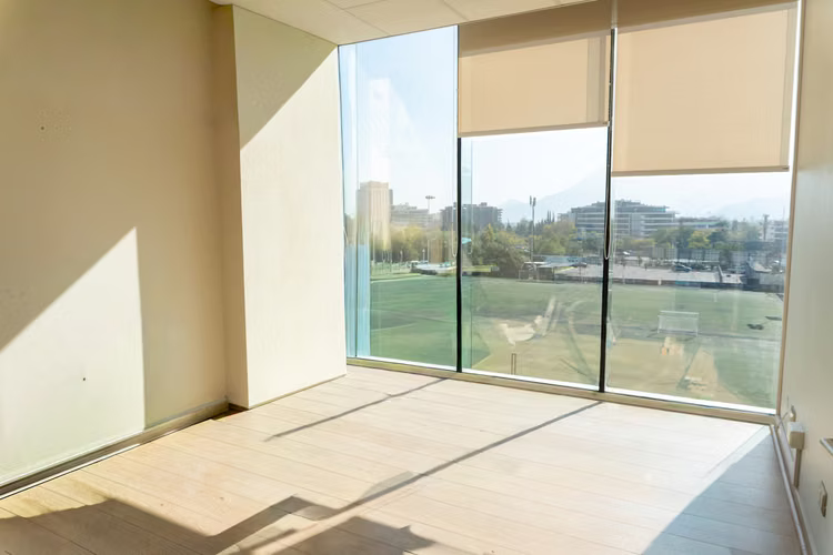 Hermosa Oficina 2 privados, 2 baños, recepción, 1 estacio.