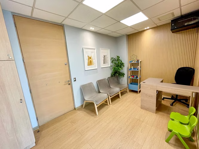 Hermosa Oficina 2 privados, 2 baños, recepción, 1 estacio.