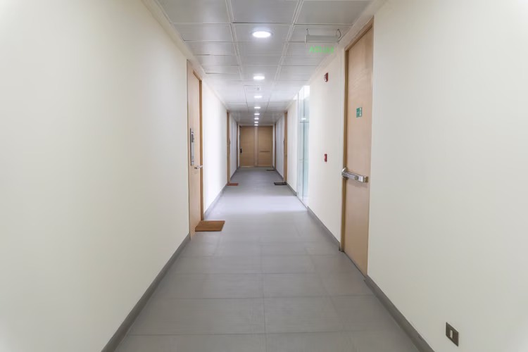 Hermosa Oficina 2 privados, 2 baños, recepción, 1 estacio.