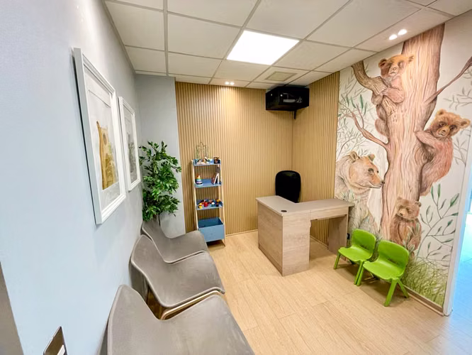 Hermosa Oficina 2 privados, 2 baños, recepción, 1 estacio.