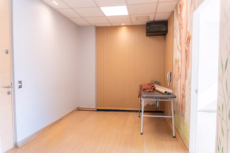 Hermosa Oficina 2 privados, 2 baños, recepción, 1 estacio.