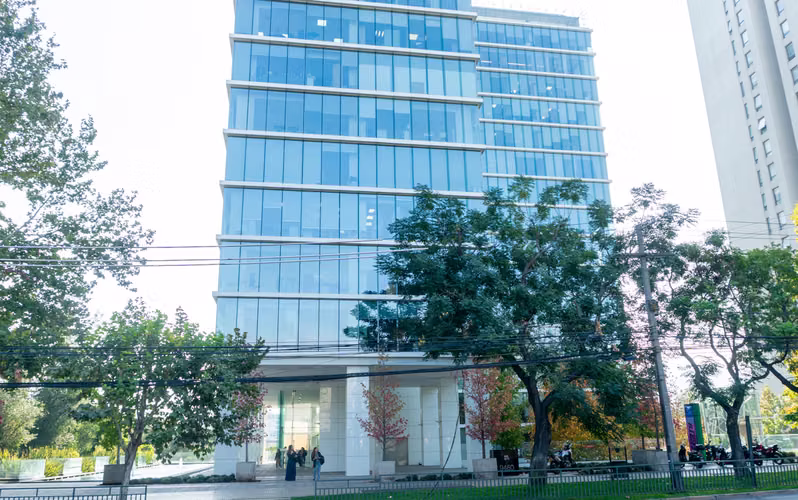 Hermosa Oficina 2 privados, 2 baños, recepción, 1 estacio.