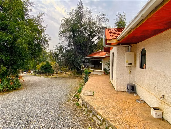 Casa en venta de 5 dorm. en Pirque 5.867 terreno y 216 casa