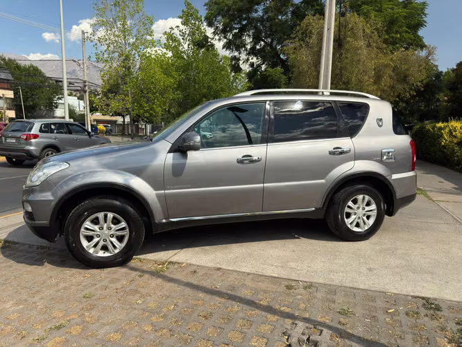 SSANGYONG REXTON W 2.0 MEC 6 VEL 3 CORRIDAS FULL AIRE AIRBAG ABS VER EN LAS CONDES 2015