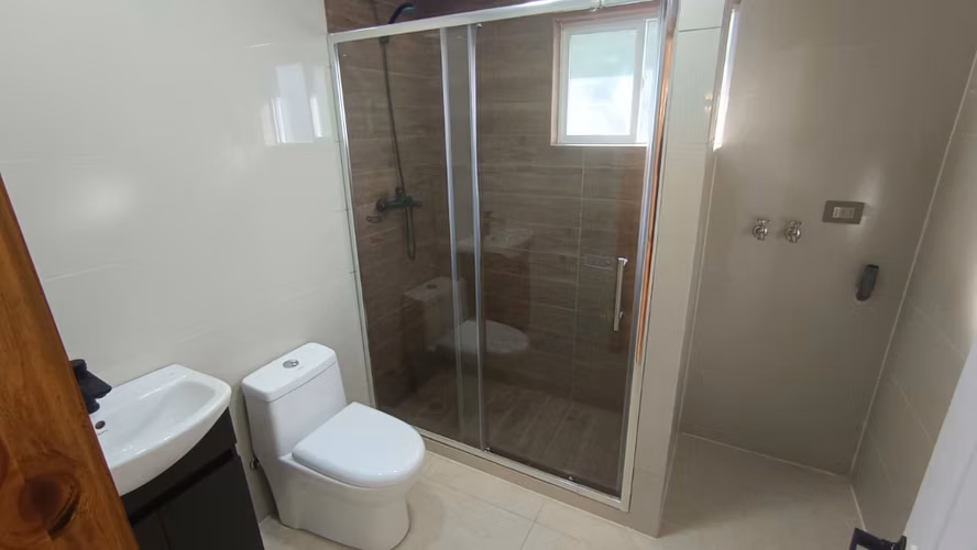 Arriendo Año Corrido · Cabaña Nueva 2D/1B en 4 Há de Bosque con Acceso Privado al Lago Llanquihue