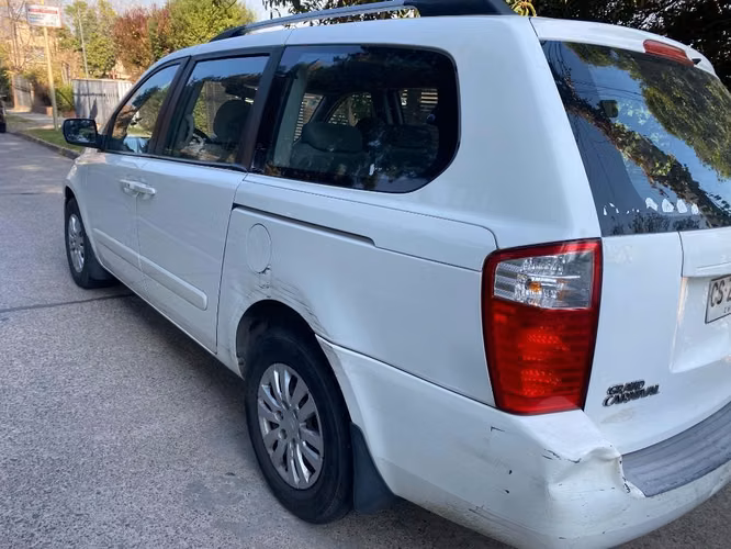 Kia Gran Carnival 2011